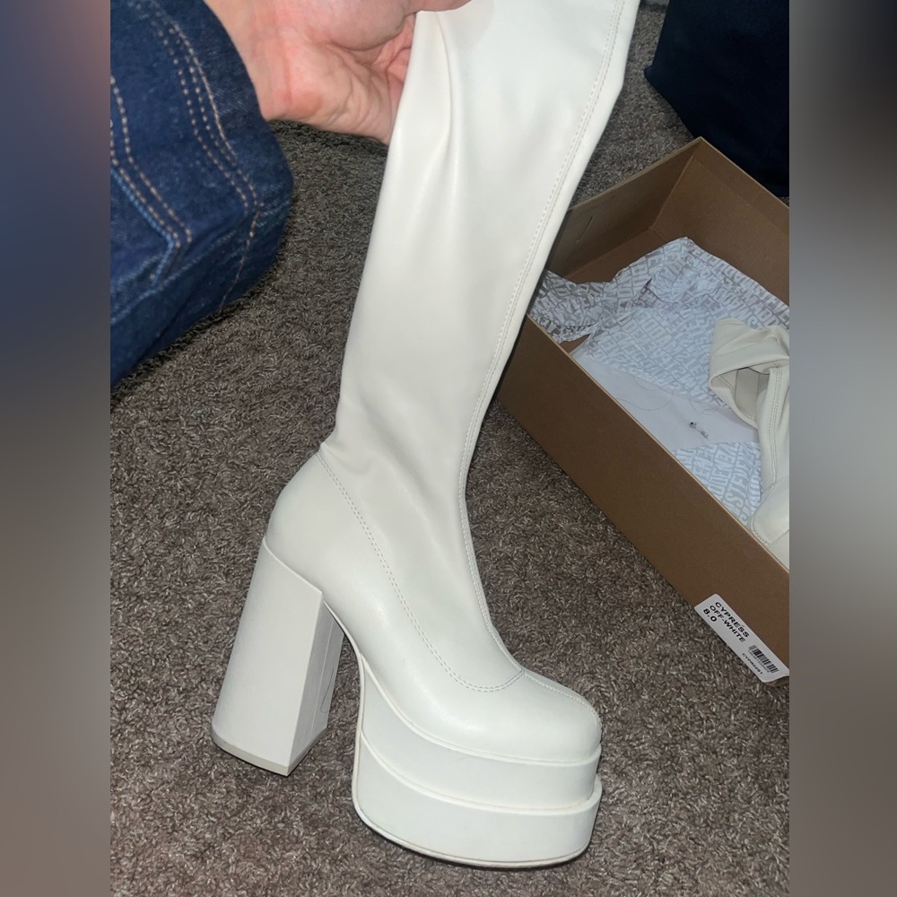 Steve Madden cypress boots only wore a couple times ! Size 8 very cute